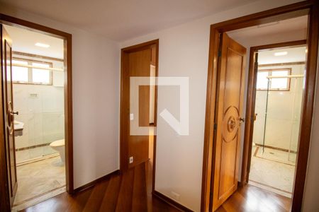 Apartamento à venda com 157m², 4 quartos e 2 vagasHall de acesso aos quartos e banheiros 