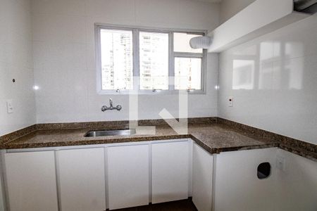 Apartamento à venda com 157m², 4 quartos e 2 vagasCozinha - detalhe janela e bancada 