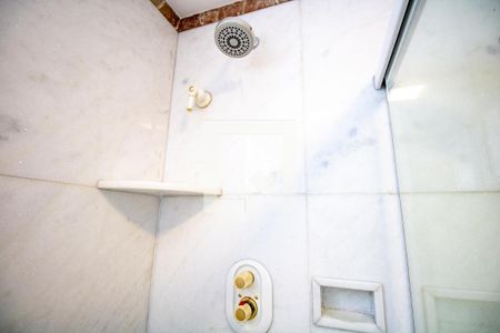 Apartamento à venda com 157m², 4 quartos e 2 vagasBanheiro- detalhe área do box, chuveiro e torneiras 