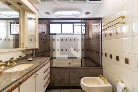 Apartamento à venda com 199m², 4 quartos e 4 vagasBanheiro da Suíte 2