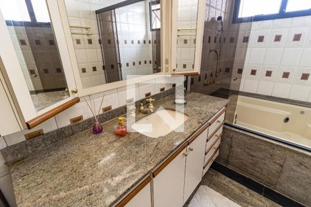 Apartamento à venda com 199m², 4 quartos e 4 vagasBanheiro da Suíte 2