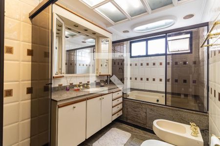 Apartamento à venda com 199m², 4 quartos e 4 vagasBanheiro da Suíte 2