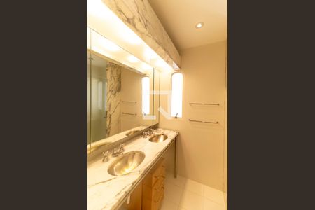 Apartamento à venda com 210m², 3 quartos e 2 vagasBanheiro da Suíte