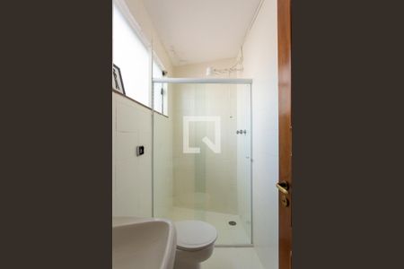 Casa de condomínio para alugar com 300m², 6 quartos e 7 vagas Casa de condomínio para alugar com 300m², 6 quartos e 7 vagasBanheiro da Suíte 1 - primeiro andar