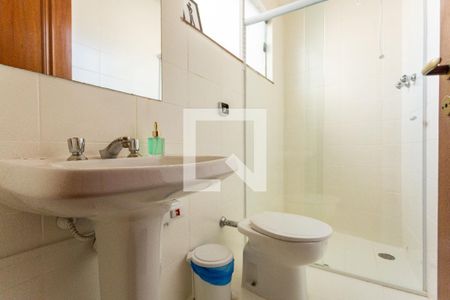 Casa de condomínio para alugar com 300m², 6 quartos e 7 vagas Casa de condomínio para alugar com 300m², 6 quartos e 7 vagasBanheiro da Suíte 1 - primeiro andar