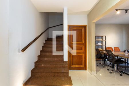 Casa de condomínio para alugar com 300m², 6 quartos e 7 vagas Casa de condomínio para alugar com 300m², 6 quartos e 7 vagasEscada e Sala 2 - térreo