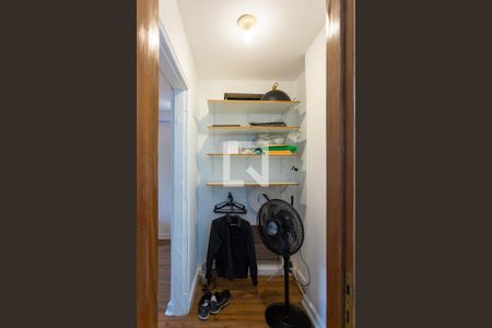Casa de condomínio para alugar com 300m², 6 quartos e 7 vagas Casa de condomínio para alugar com 300m², 6 quartos e 7 vagasCloset da suíte 1 - primeiro andar