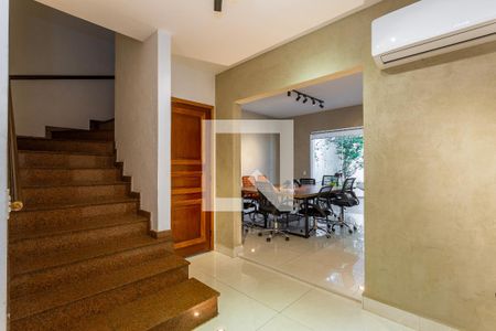 Casa de condomínio para alugar com 300m², 6 quartos e 7 vagas Casa de condomínio para alugar com 300m², 6 quartos e 7 vagasEscada e Sala 2 - térreo