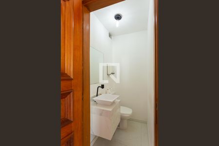 Casa de condomínio para alugar com 300m², 6 quartos e 7 vagas Casa de condomínio para alugar com 300m², 6 quartos e 7 vagasLavabo - segundo andar