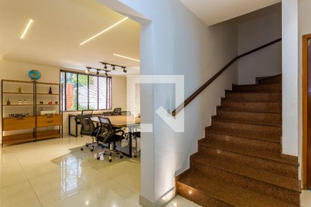 Casa de condomínio para alugar com 300m², 6 quartos e 7 vagas Casa de condomínio para alugar com 300m², 6 quartos e 7 vagasEscada e Sala 1 - térreo