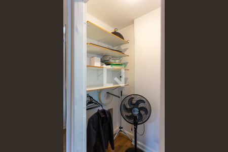 Casa de condomínio para alugar com 300m², 6 quartos e 7 vagas Casa de condomínio para alugar com 300m², 6 quartos e 7 vagasCloset da suíte 1 - primeiro andar