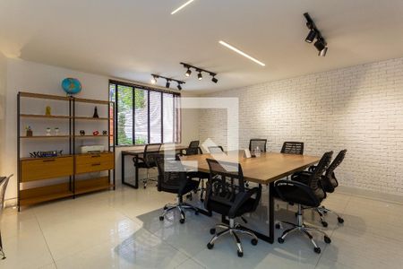 Casa de condomínio para alugar com 300m², 6 quartos e 7 vagas Casa de condomínio para alugar com 300m², 6 quartos e 7 vagasSala de reunião