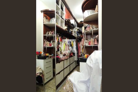 Casa à venda com 1235m², 5 quartos e 5 vagas Casa à venda com 1235m², 5 quartos e 5 vagasCloset da suíte 2