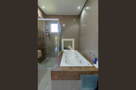 Casa para alugar com 342m², 3 quartos e 3 vagas Casa para alugar com 342m², 3 quartos e 3 vagasBanheiro da Suíte 1