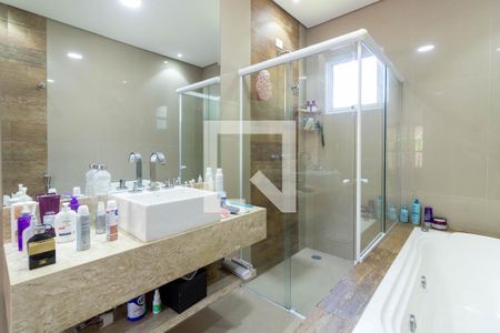 Casa para alugar com 342m², 3 quartos e 3 vagas Casa para alugar com 342m², 3 quartos e 3 vagasBanheiro da Suíte 1
