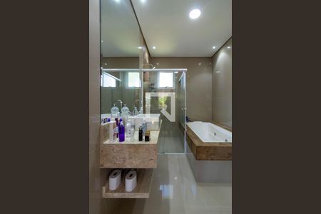 Casa para alugar com 342m², 3 quartos e 3 vagas Casa para alugar com 342m², 3 quartos e 3 vagasBanheiro da Suíte 1