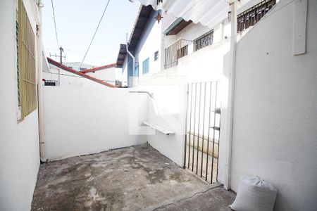 Casa para alugar com 45m², 1 quarto e sem vagaquintal