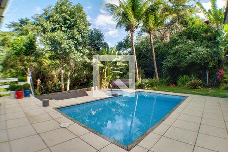 Casa à venda com 277m², 4 quartos e 2 vagas Casa à venda com 277m², 4 quartos e 2 vagasPiscina