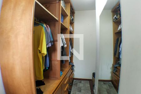 Casa à venda com 277m², 4 quartos e 2 vagas Casa à venda com 277m², 4 quartos e 2 vagasCloset da suíte 1