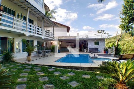 Casa à venda com 277m², 4 quartos e 2 vagas Casa à venda com 277m², 4 quartos e 2 vagasPiscina
