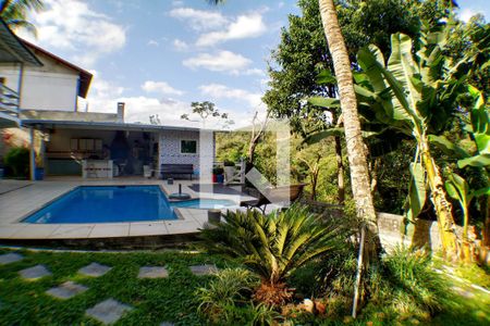 Casa à venda com 277m², 4 quartos e 2 vagas Casa à venda com 277m², 4 quartos e 2 vagasPiscina