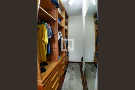 Casa à venda com 277m², 4 quartos e 2 vagas Casa à venda com 277m², 4 quartos e 2 vagasCloset da suíte 1
