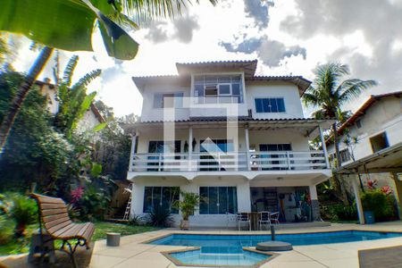 Casa à venda com 277m², 4 quartos e 2 vagas Casa à venda com 277m², 4 quartos e 2 vagasfundos casa