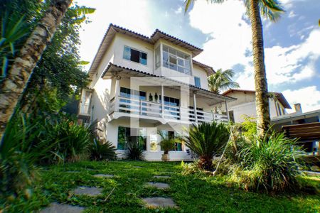 Casa à venda com 277m², 4 quartos e 2 vagas Casa à venda com 277m², 4 quartos e 2 vagasfundos casa