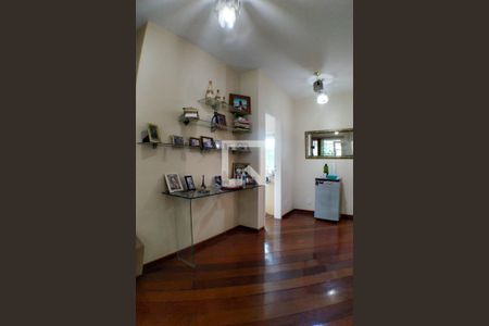 Casa à venda com 277m², 4 quartos e 2 vagas Casa à venda com 277m², 4 quartos e 2 vagasCorredor