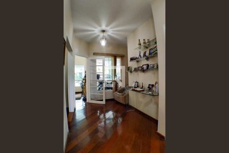 Casa à venda com 277m², 4 quartos e 2 vagas Casa à venda com 277m², 4 quartos e 2 vagasCorredor