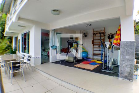Casa à venda com 277m², 4 quartos e 2 vagas Casa à venda com 277m², 4 quartos e 2 vagasAcademia