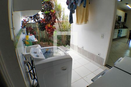 Casa à venda com 277m², 4 quartos e 2 vagas Casa à venda com 277m², 4 quartos e 2 vagasÁrea de Serviço