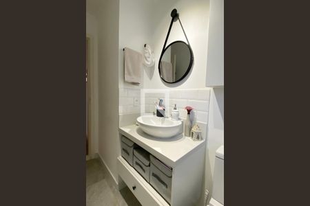 Banheiro de apartamento à venda com 3 quartos, 69m² em Jardim Tupanci, Barueri