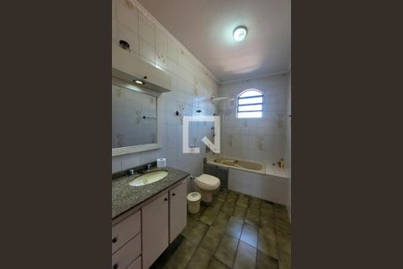 Casa à venda com 245m², 3 quartos e 6 vagasBanheiro Quarto 3 - Suíte