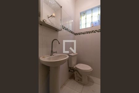 Casa à venda com 240m², 3 quartos e 2 vagas Casa à venda com 240m², 3 quartos e 2 vagasBanheiro de serviço