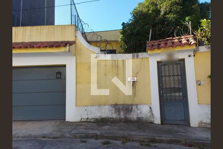 Casa à venda com 240m², 3 quartos e 2 vagas Casa à venda com 240m², 3 quartos e 2 vagasFachada