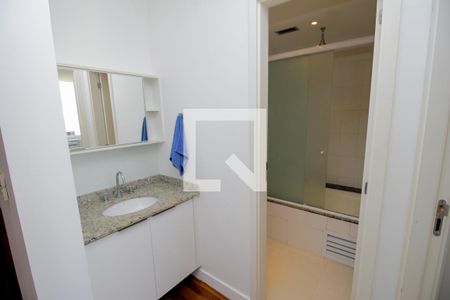 Banheiro de apartamento para alugar com 1 quarto, 70m² em Laranjeiras, Rio de Janeiro