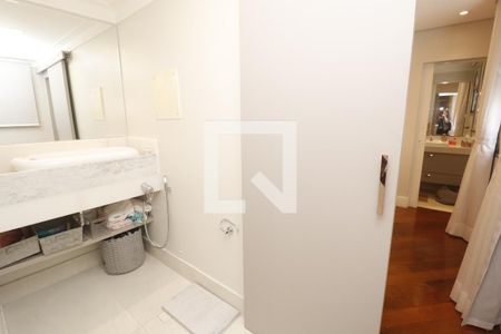 Apartamento à venda com 268m², 4 quartos e 3 vagasBanheiro da Suíte 2