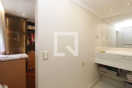 Apartamento à venda com 268m², 4 quartos e 3 vagasBanheiro da Suíte 2