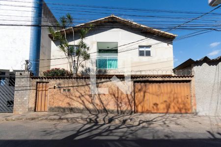 Casa à venda com 270m², 5 quartos e 3 vagasFachada