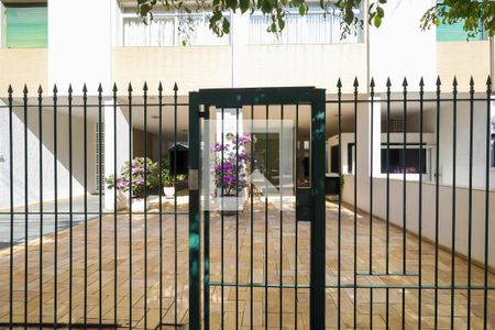 Apartamento à venda com 100m², 2 quartos e 1 vaga Apartamento à venda com 100m², 2 quartos e 1 vagaFachada e portaria