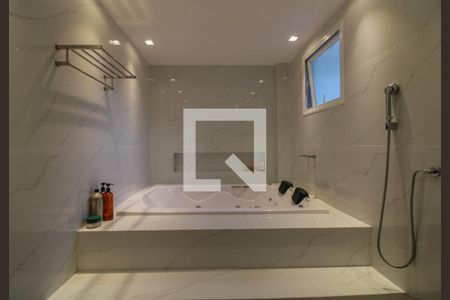 Casa de condomínio à venda com 600m², 5 quartos e 4 vagasBanheiro da Suíte 1