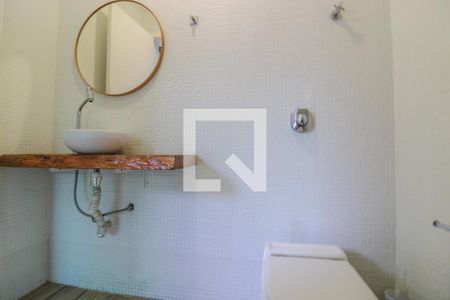 Casa de condomínio à venda com 600m², 5 quartos e 4 vagasBanheiro da Área Externa