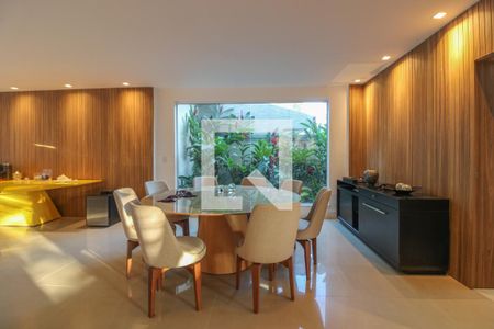 Casa de condomínio à venda com 600m², 5 quartos e 4 vagasSala