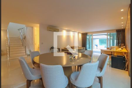 Casa de condomínio à venda com 600m², 5 quartos e 4 vagasSala