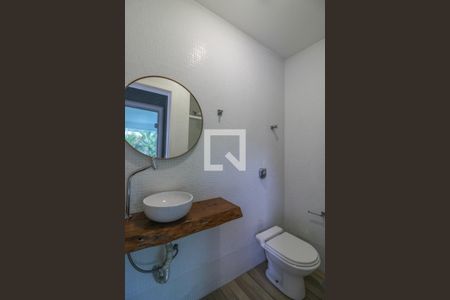 Casa de condomínio à venda com 600m², 5 quartos e 4 vagasBanheiro da Área Externa