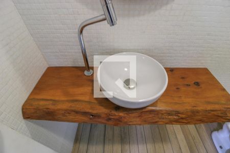 Casa de condomínio à venda com 600m², 5 quartos e 4 vagasBanheiro da Área Externa