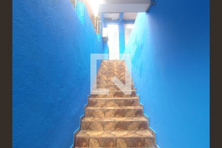 Casa à venda com 130m², 2 quartos e 1 vagaEscada acesso garagem e portão de entrada 