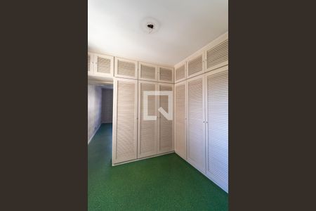 Apartamento à venda com 235m², 2 quartos e 2 vagas Apartamento à venda com 235m², 2 quartos e 2 vagasCloset da Suíte 1