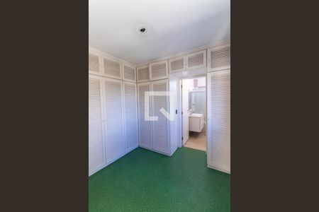 Apartamento à venda com 235m², 2 quartos e 2 vagas Apartamento à venda com 235m², 2 quartos e 2 vagasCloset da Suíte 1